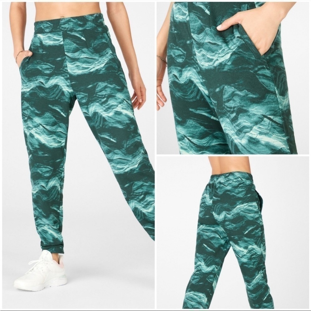 Fabletics NWT Cloe Slim Sweatpants Green Crystal Waters Print Size XXS